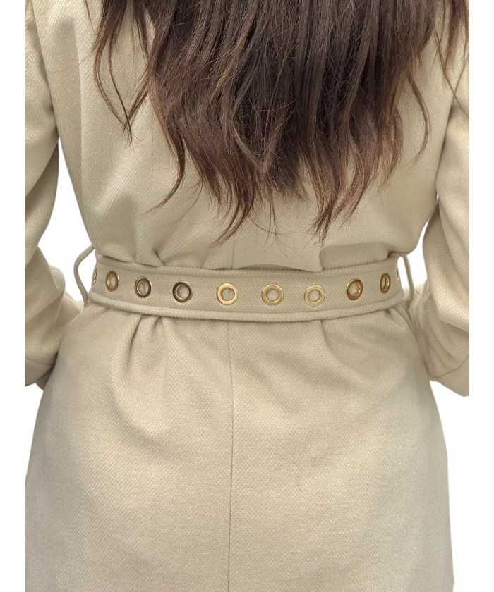 Cappotto beige lungo con spacchi laterali e applicazione occhielli