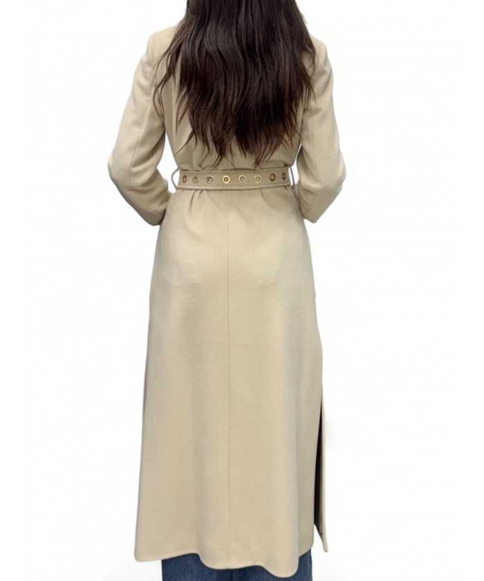 Cappotto beige lungo con spacchi laterali e applicazione occhielli