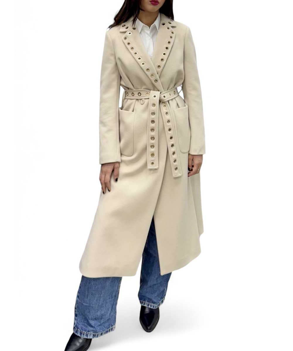 Cappotto beige lungo con spacchi laterali e applicazione occhielli