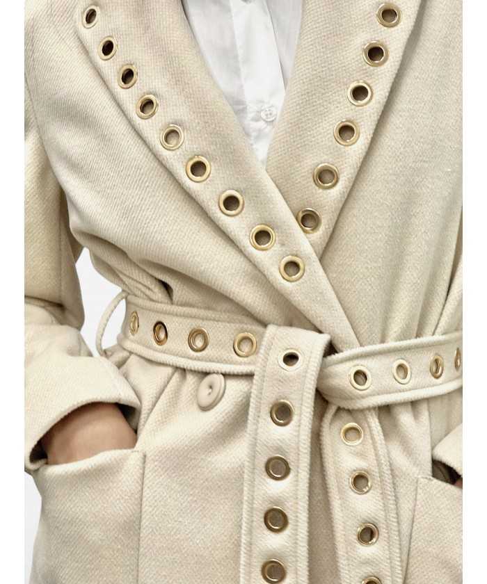 Cappotto beige lungo con spacchi laterali e applicazione occhielli