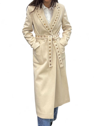 Cappotto beige lungo con spacchi laterali e applicazione occhielli