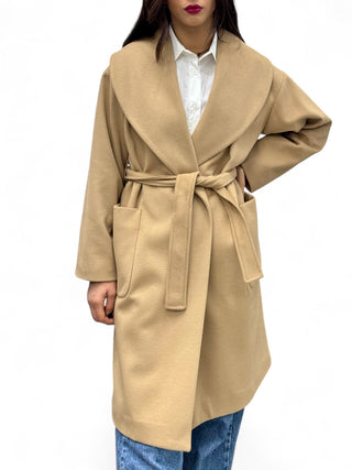 Cappotto lunghezza media camel con collo sciallato