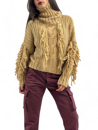 Maglione camel in misto lana e alpaca con trecce e frange