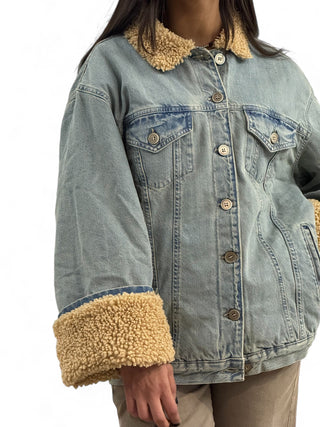 Giubbino denim oversize con manica ampia e teddy a contrasto