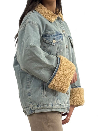 Giubbino denim oversize con manica ampia e teddy a contrasto