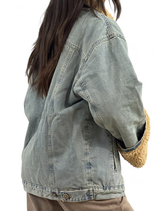 Giubbino denim oversize con manica ampia e teddy a contrasto