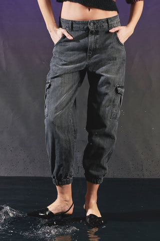 Pantaloni cargo denim black con elastico fondo