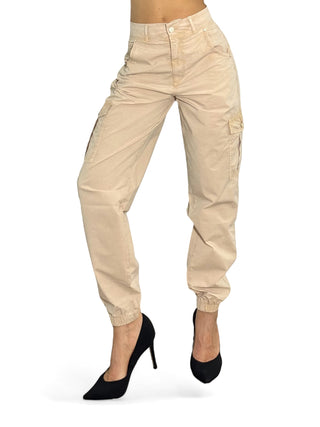 Pantaloni cargo in gabardine paracadute beige con elastico fondo