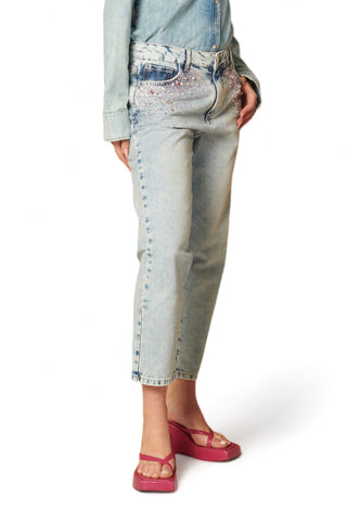 Pantaloni denim momfit con strass e pietre