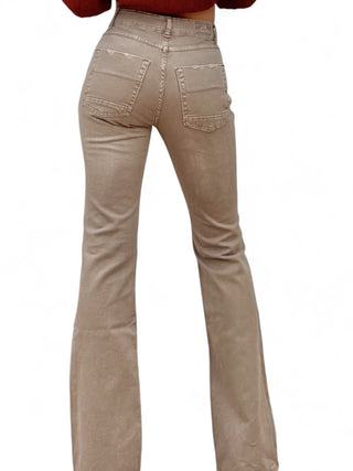 Pantaloni flared in drill cappuccino con trattamenti denim