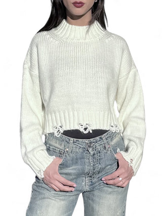 Pull cropped latte a collo alto con rotture sul fondo