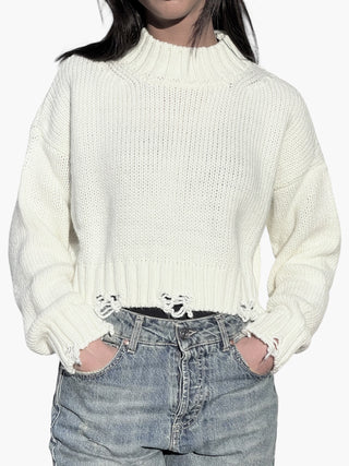 Pull cropped latte a collo alto con rotture sul fondo